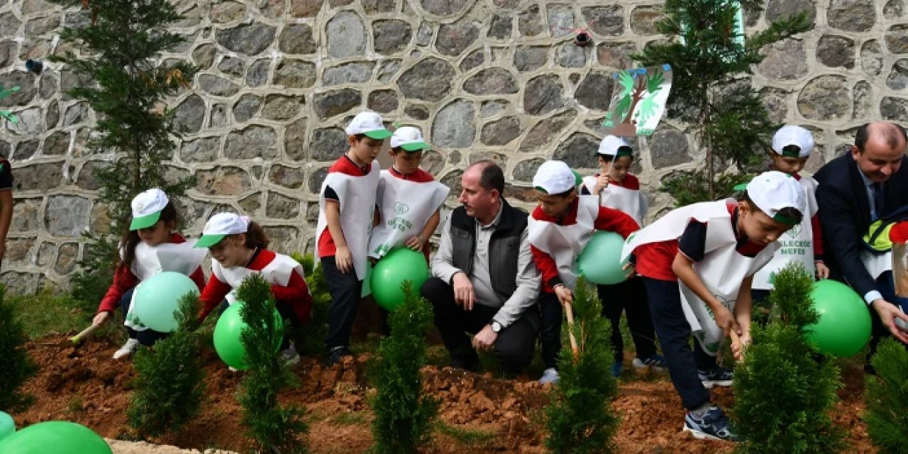 Trabzon'a Hami Yıldırım İlköğretim Okulu’nda fidanlar toprakla buluştu