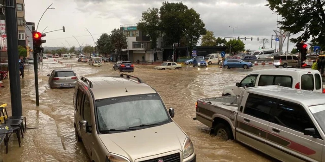 Giresun'da yollar göle döndü! Sağanak hayatı felç etti