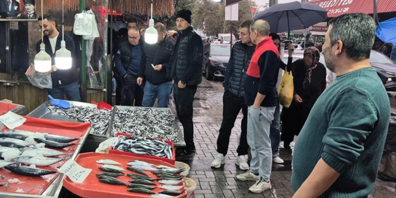 Fiyatı duyan tezgaha koştu! Hamsi için uzun kuyruklar