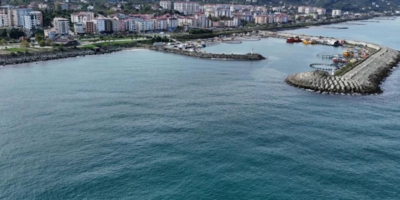 Eşyaları teknede bulunmuştu, kendisi ortada yok: Trabzon'da kayıp balıkçı aranıyor