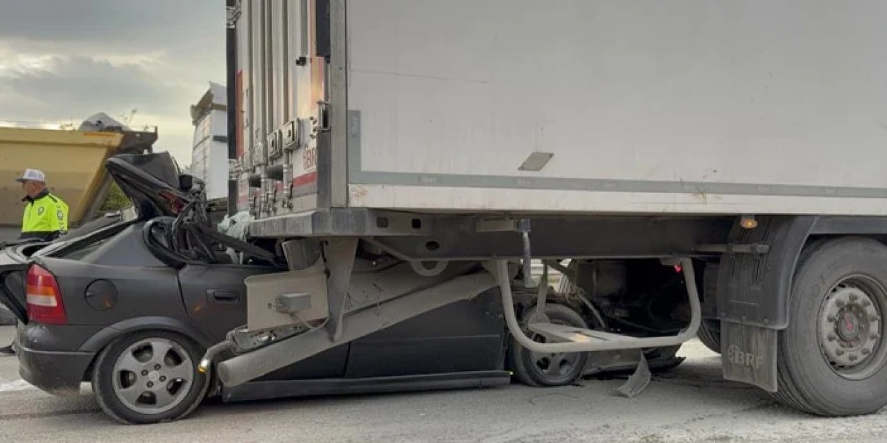 Samsun'da otomobil tırın altına girdi! Genç sürücü can verdi