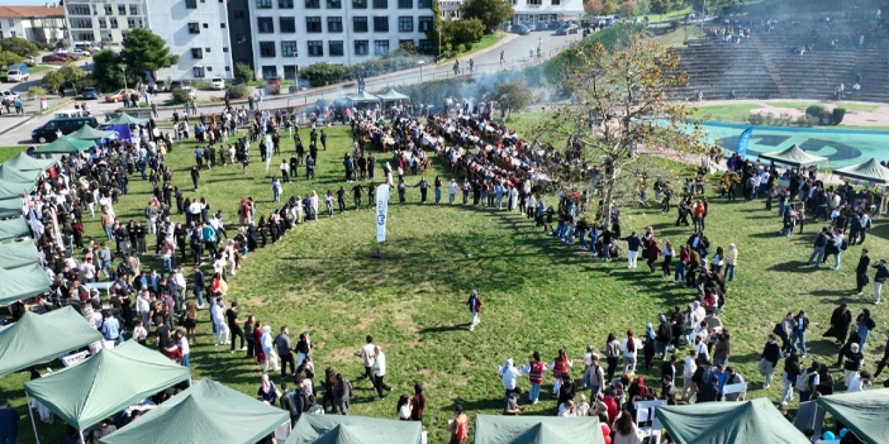 KTÜ'de renkli görüntüler: Öğrenciler horona durdu, tonlarca hamsi pişti