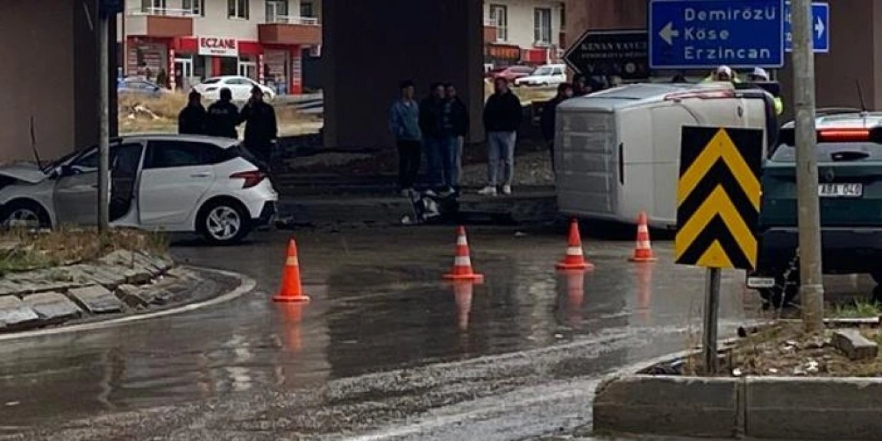 Bayburt'ta Trabzon plakalı araç kaza yaptı! Yaralılar var