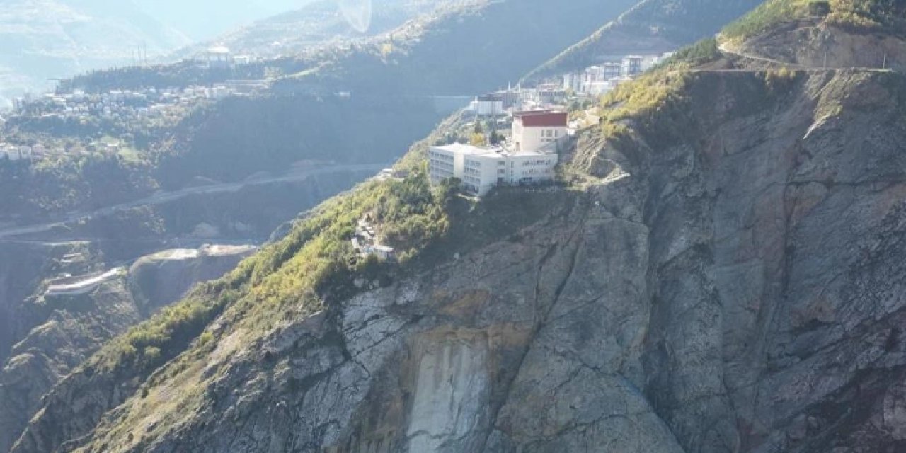 Artvin'de kopan dev kaya panik yarattı! İki okul tahliye edildi