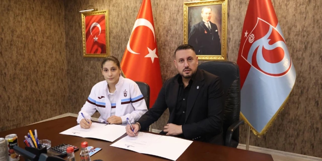 Trabzonspor milli boksör Esmanur Yurtsever'e imzayı attırdı
