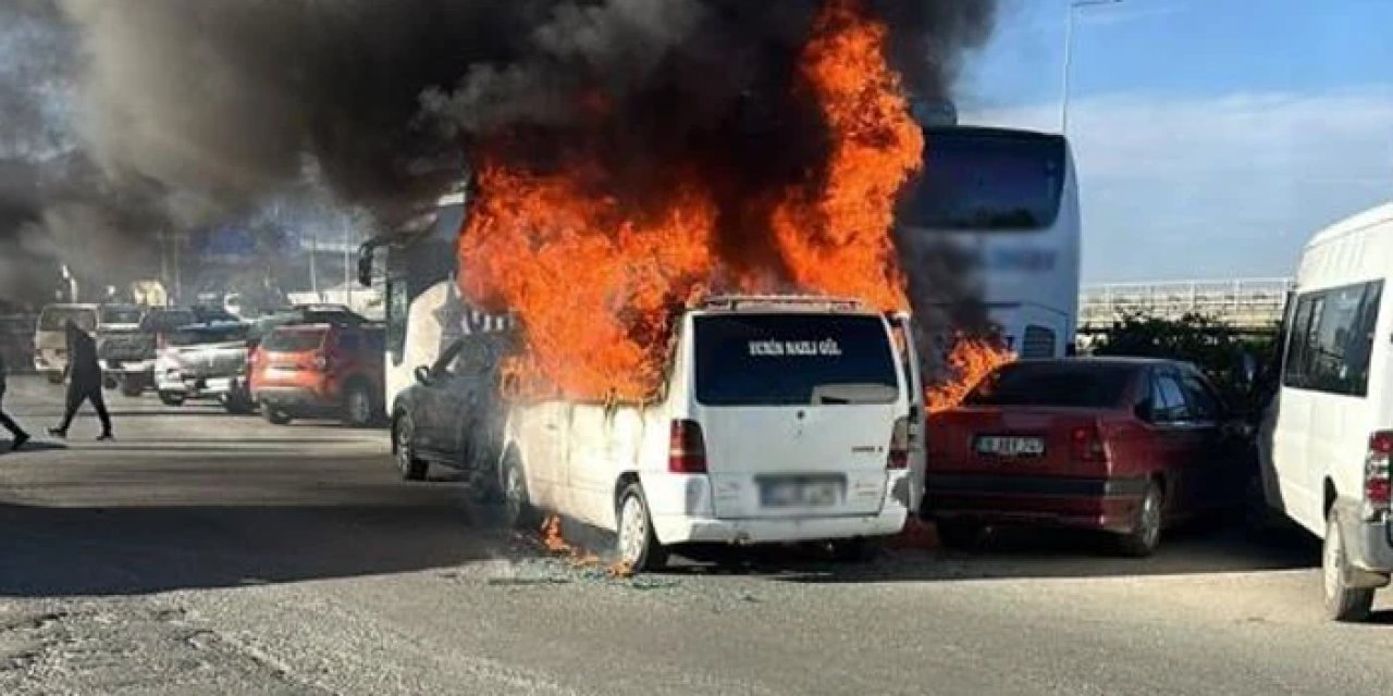 Artvin'de minibüs seyir halinde yanmaya başladı! Alevler otobüs ve otomobile sıçradı