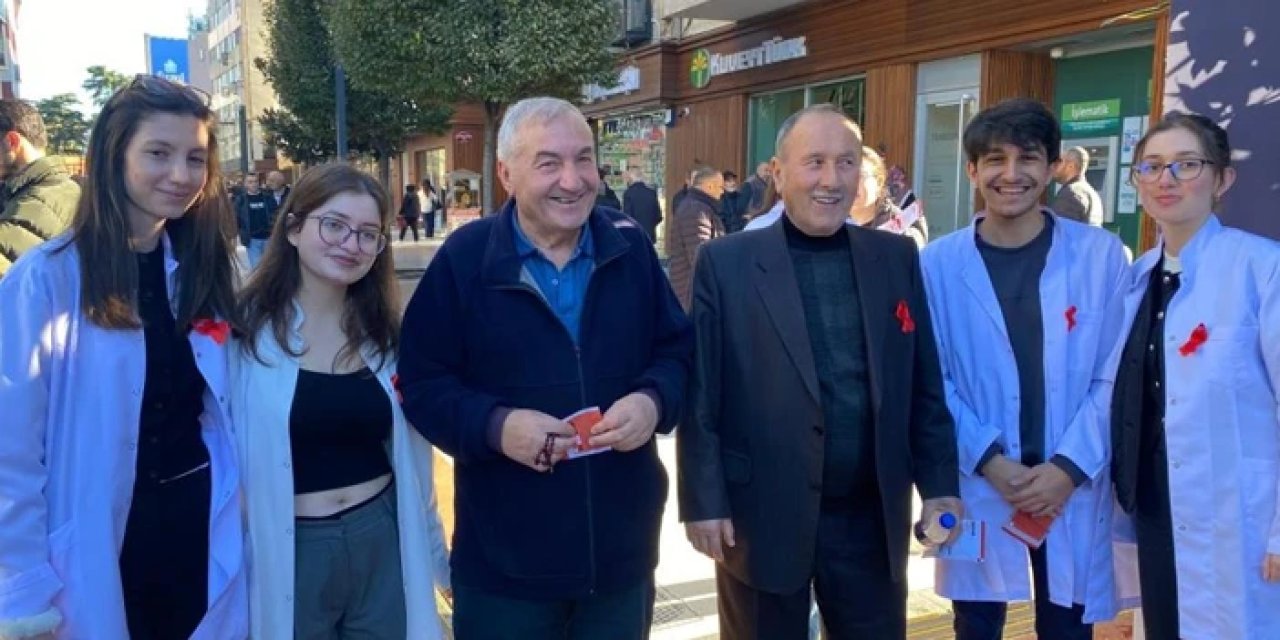 KTÜ tıp öğrencileri AIDS farkındalığı içn sahada