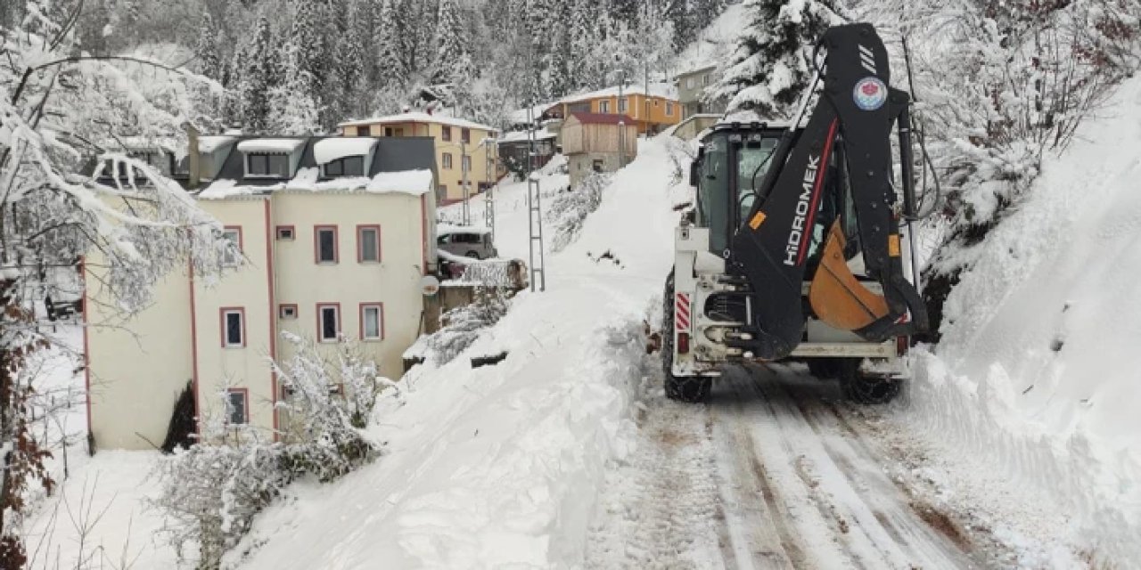 Trabzon'da belediye ekiplerinin karla mücadelesi başladı