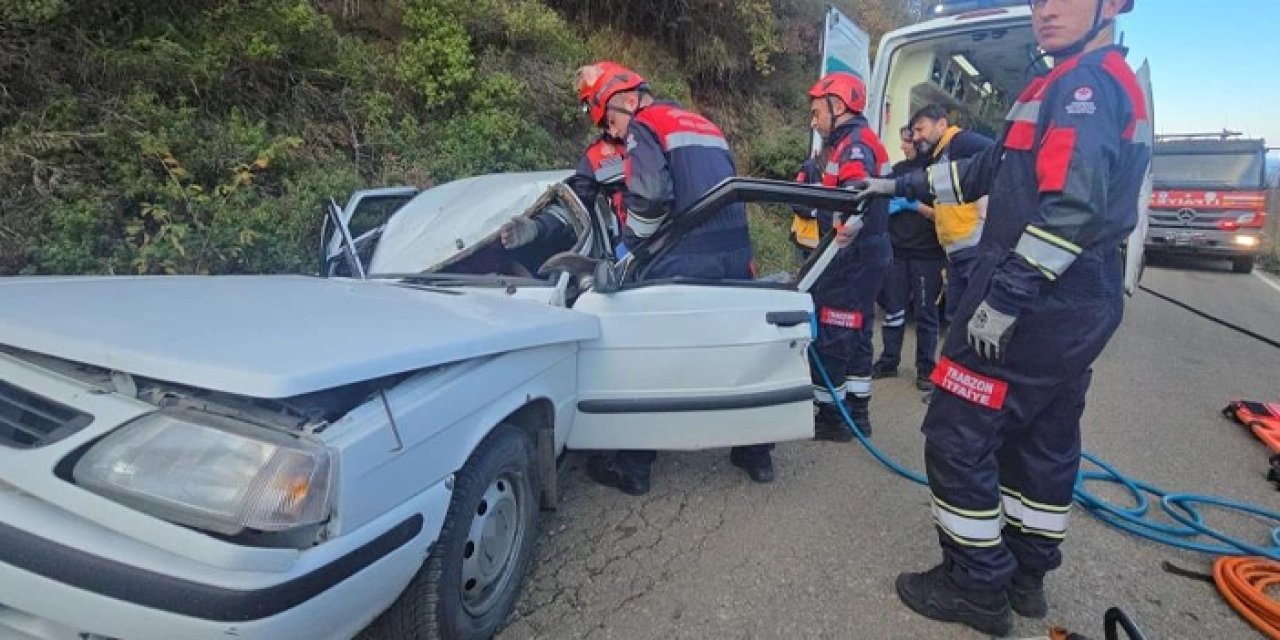 Trabzon'da feci olay! Kaya parçası otomobilin üzerine düştü: 5 yaralı var