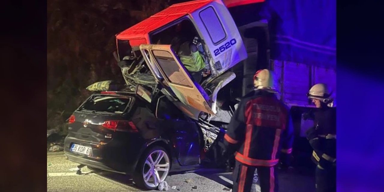 Giresun Tirebolu'da otomobille tır çarpıştı: 3 ölü, 1 yaralı