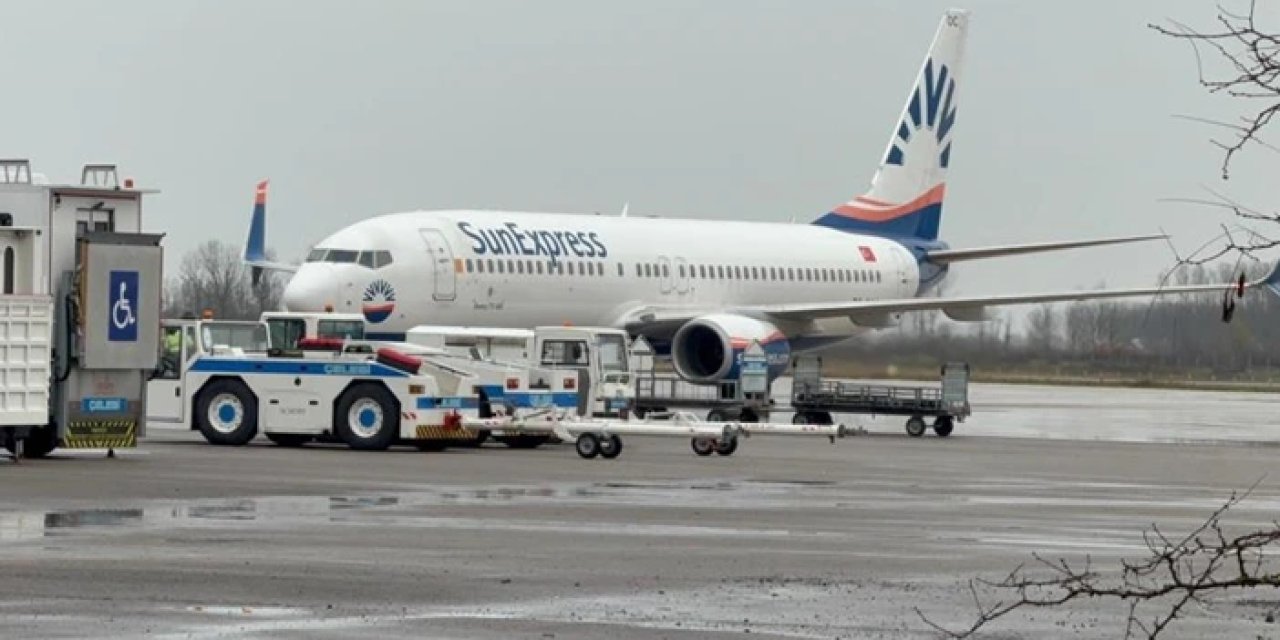 Samsun'da yolcu uçağı kalktığı sırada martı sürüsüne çarptı!