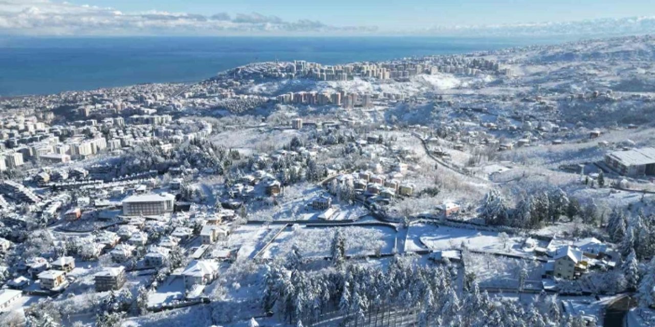 Trabzon'da yeni yılın ilk gününde kar sürprizi