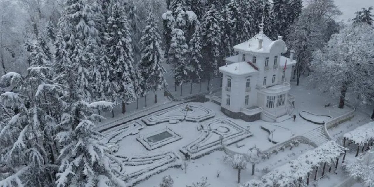 Trabzon'da kar yağışı kent merkezini beyaza bürüdü