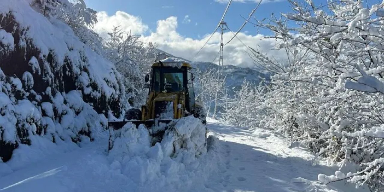 Akçaabat'ın yükseklerinde zorlu kar mücadelesi