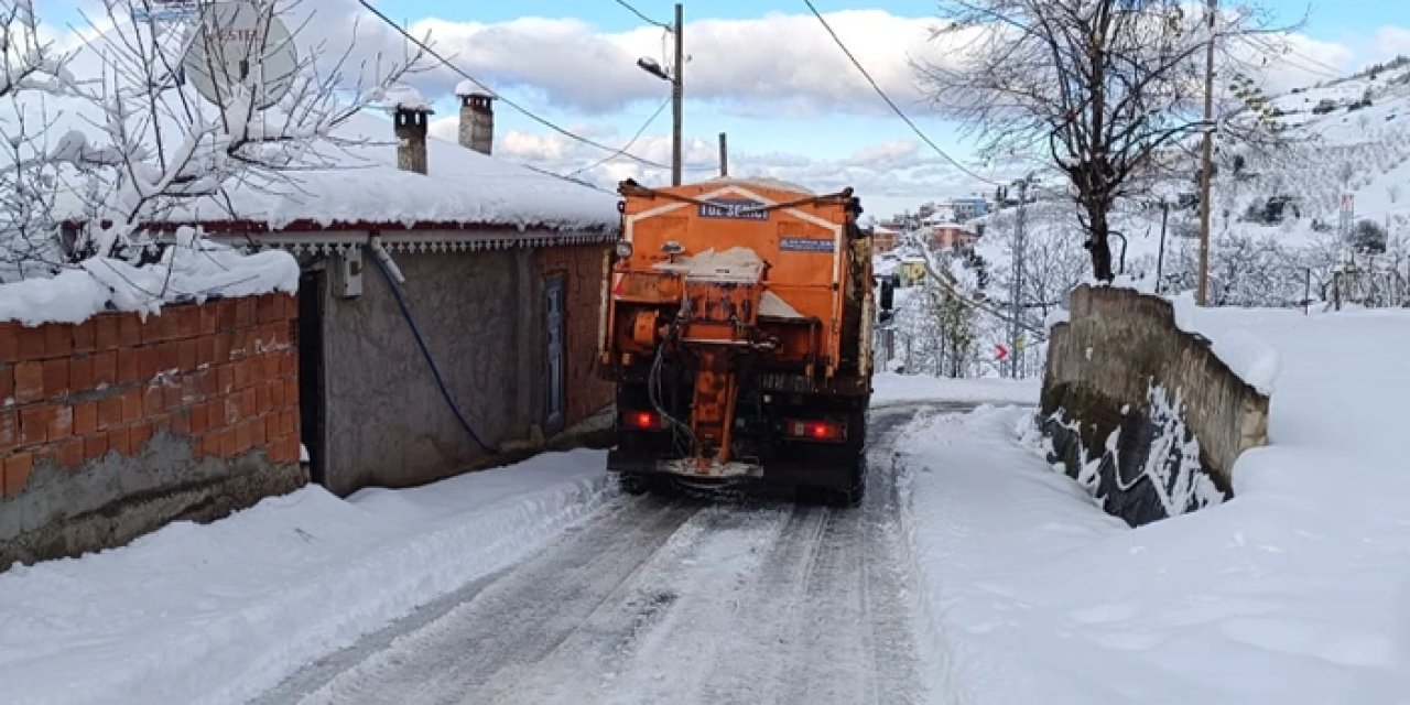 Trabzon'da kar mesaisi sürüyor: 153 mahallede yollar ulaşıma açıldı