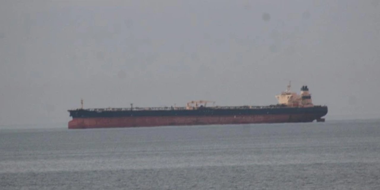Karadeniz’de dron saldırısına uğrayan petrol tankeri İnebolu'da demirledi