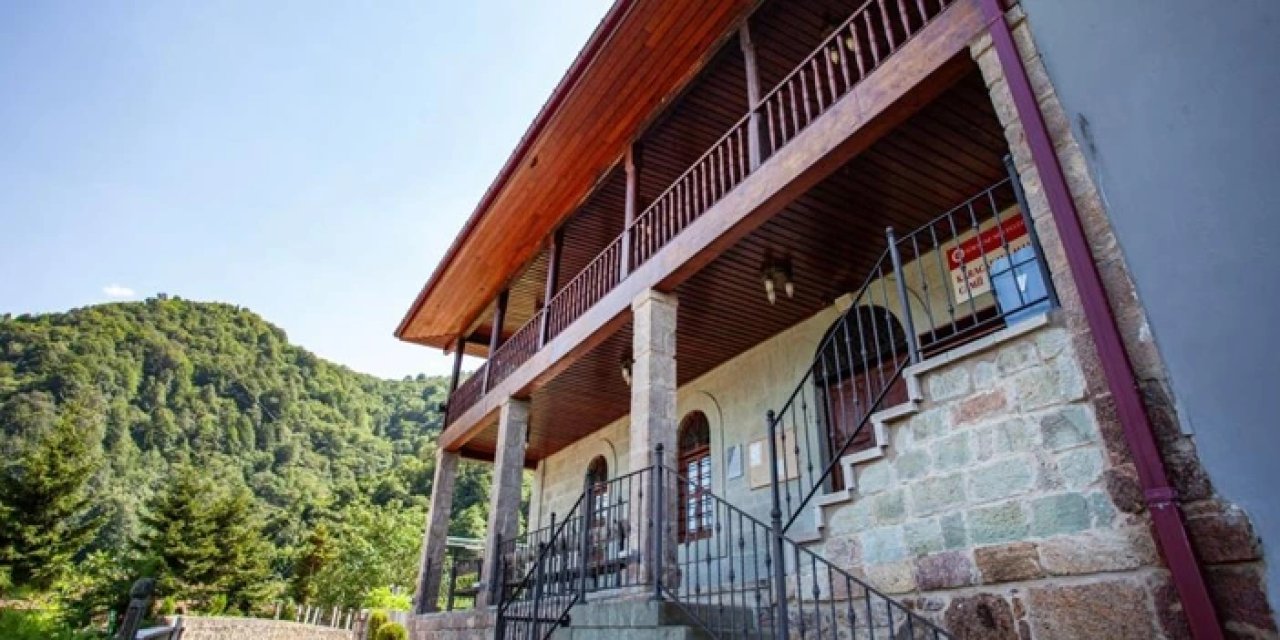 Sürmene'de 125 yıllık Karacakaya Mahallesi Camii göz kamaştırıyor