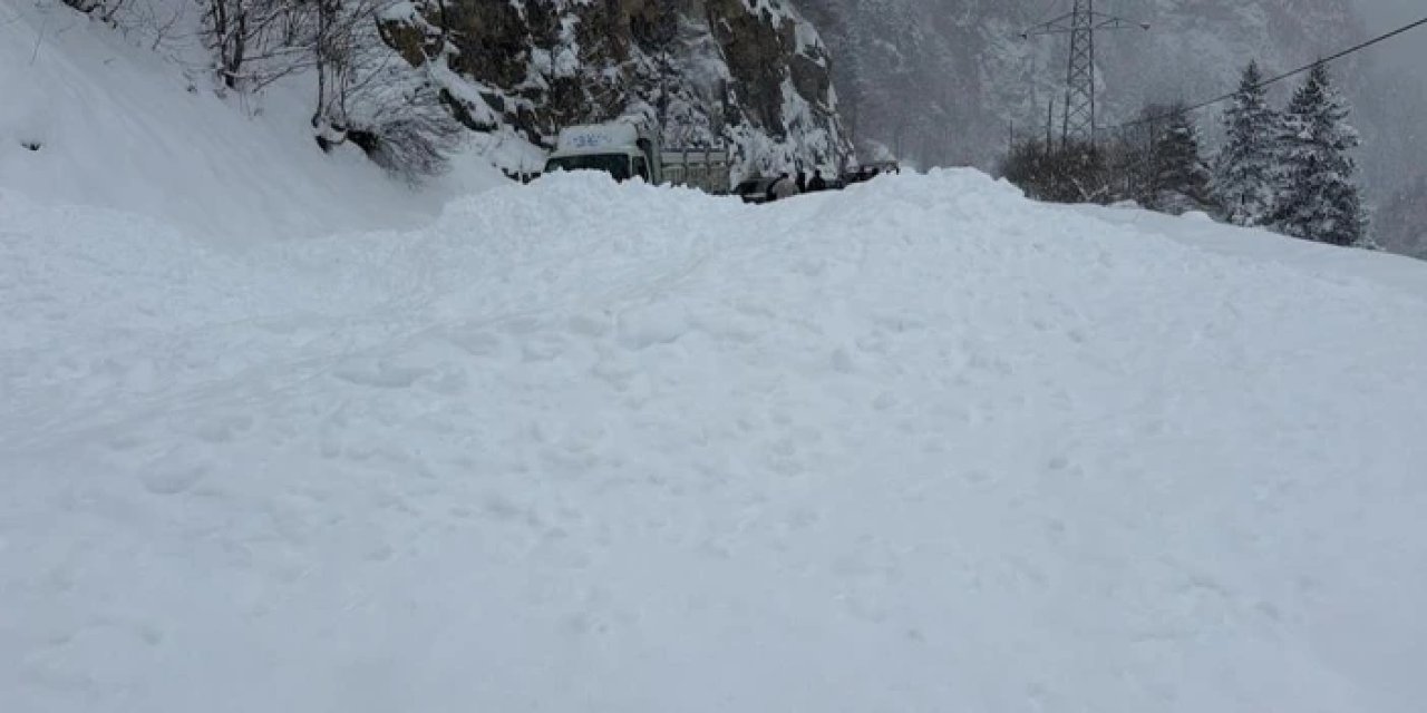 Tilkibeli’nde çığ: Trabzon-Bayburt yolu ulaşıma kapandı