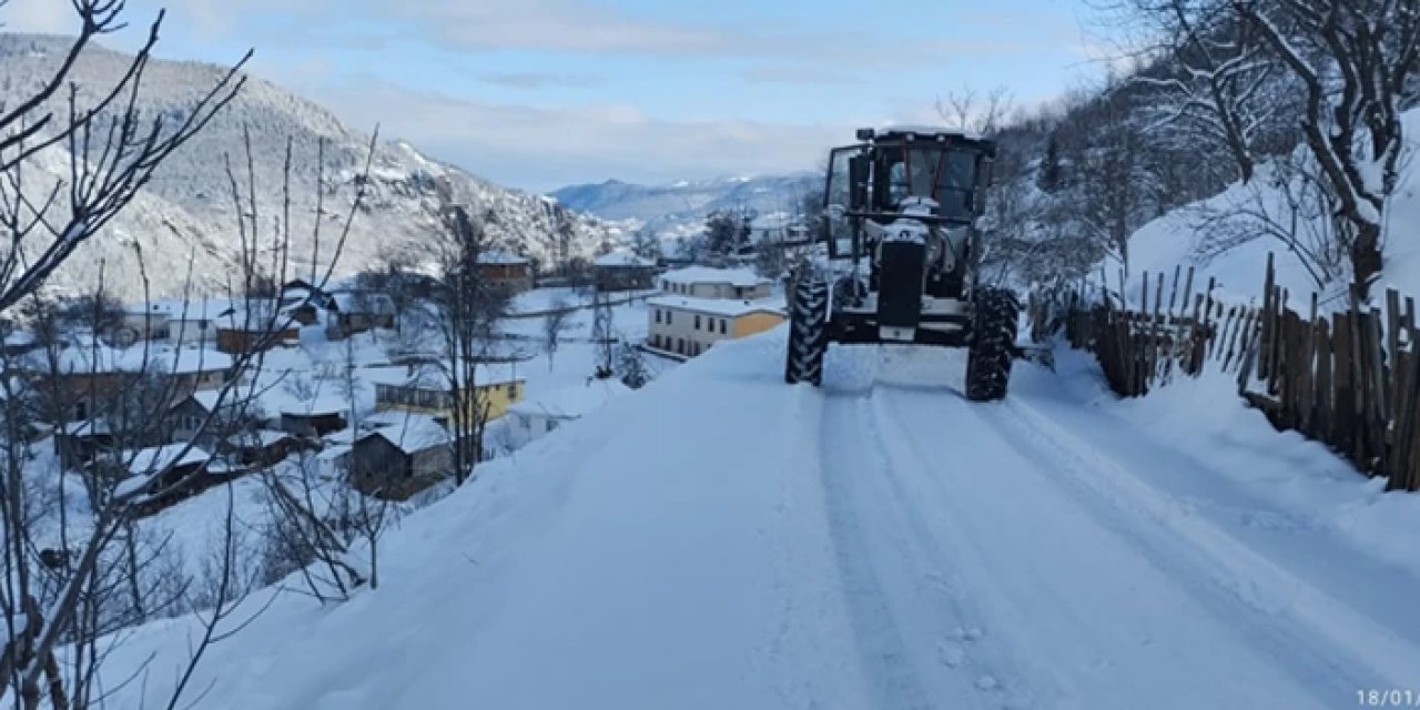 Trabzon'da kent merkezinde yok, yükseklerde var: Büyükşehir'in kar mesaisi sürüyor