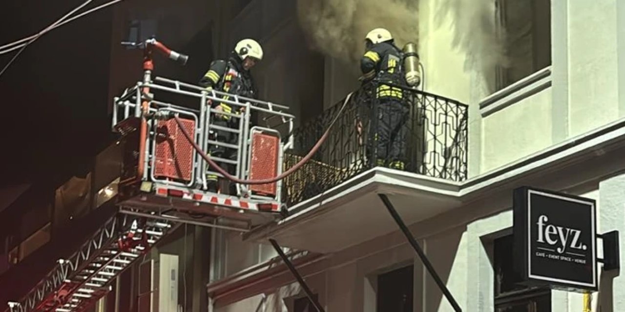 Trabzon'da gece saatlerinde Kostaki Konağı karşısında yangın: 18 itfaiye eri müdahale etti