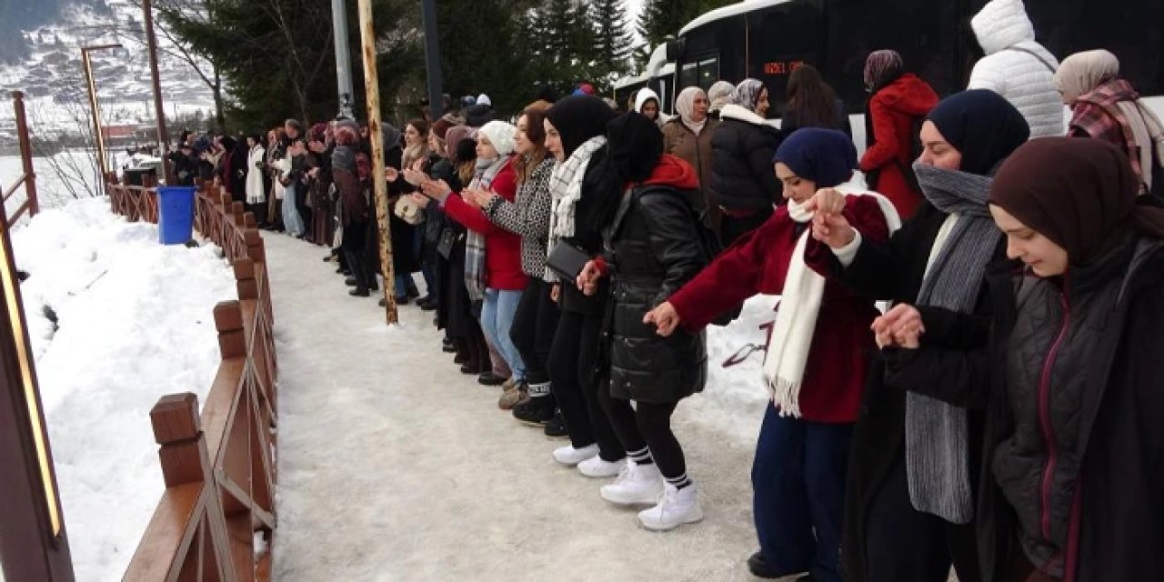 Trabzon'da Uzungöl Kış Festivali sürüyor: Dev horon halkası ilgi topladı