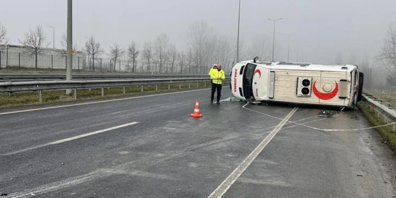 Düzce'de kontrolden çıkan ambulans devrildi! 2 kişi yaralandı