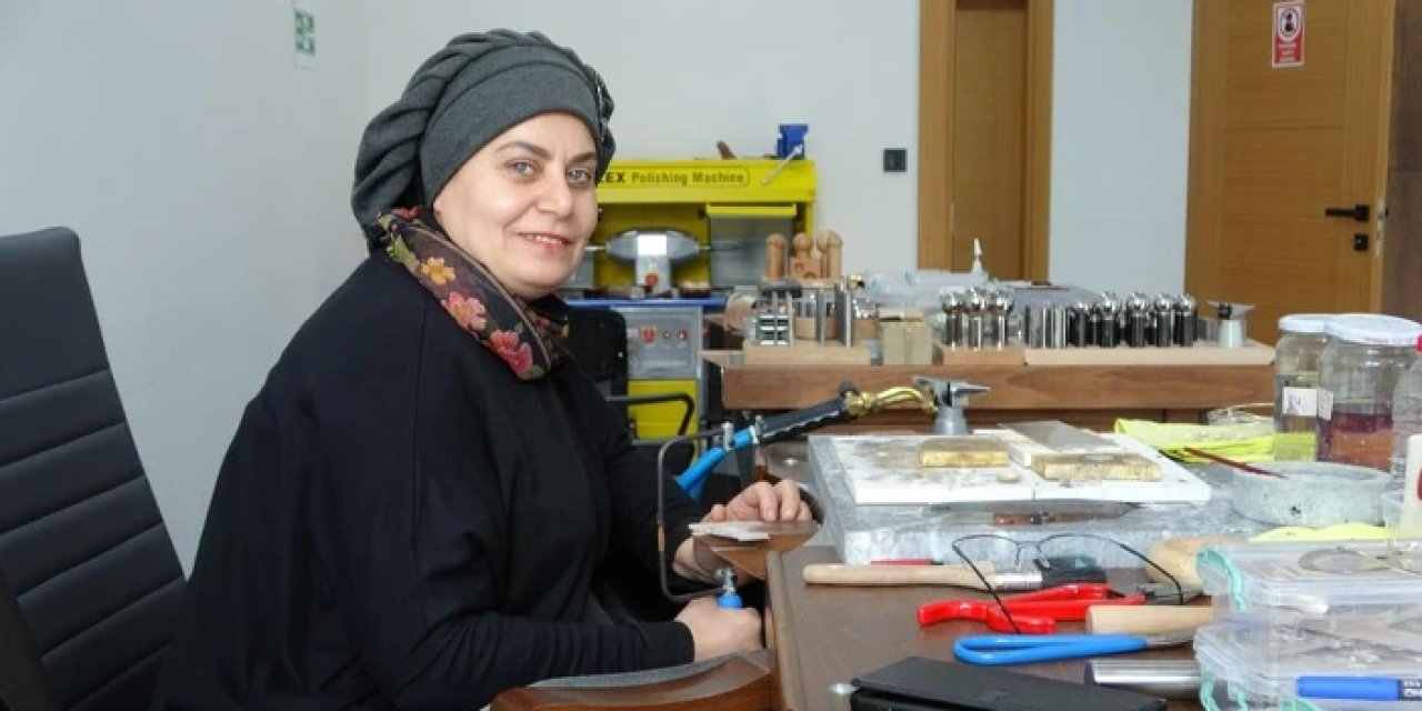 Trabzon'da 40 yaşından sonra sanata: Geleneksel el sanatları gümüşle hayat buluyor