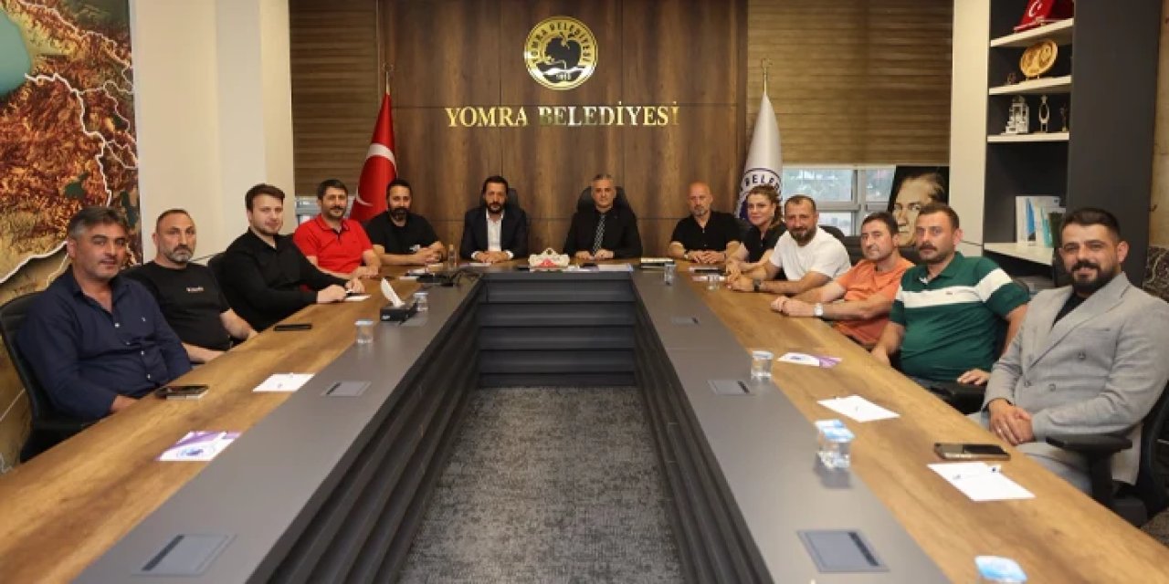 Yomraspor'un yeni yönetiminden Belediye Başkanı Mustafa Bıyık'a ziyaret