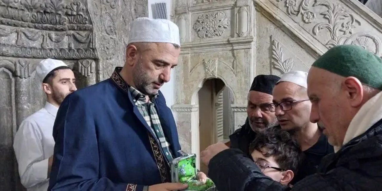 Kadir Gecesi’nde İskenderpaşa Camii’nde Sakal-ı Şerif ziyareti