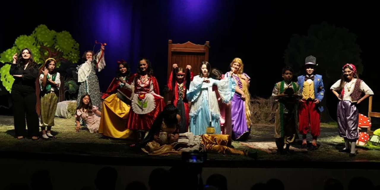 Trabzon'da küçük tiyatroculardan alkış alan sahne performansı