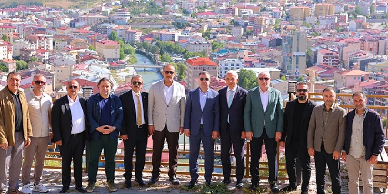 Vali Eldivan, Ümraniye Belediye Başkanı Yıldırım'ı Bayburt Kalesi'nde ağırladı
