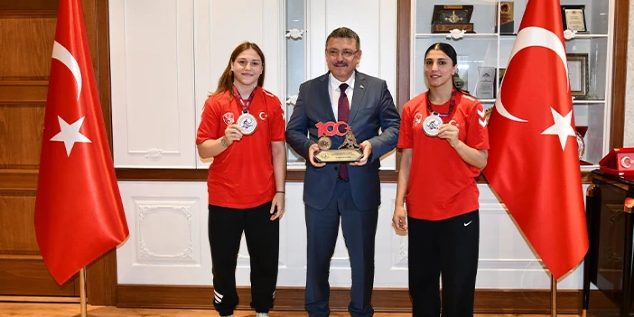 Başkan Genç, şampiyon güreşçiler Büşra Nur Akkuş ve Sevim Akbaş'ı ağırladı