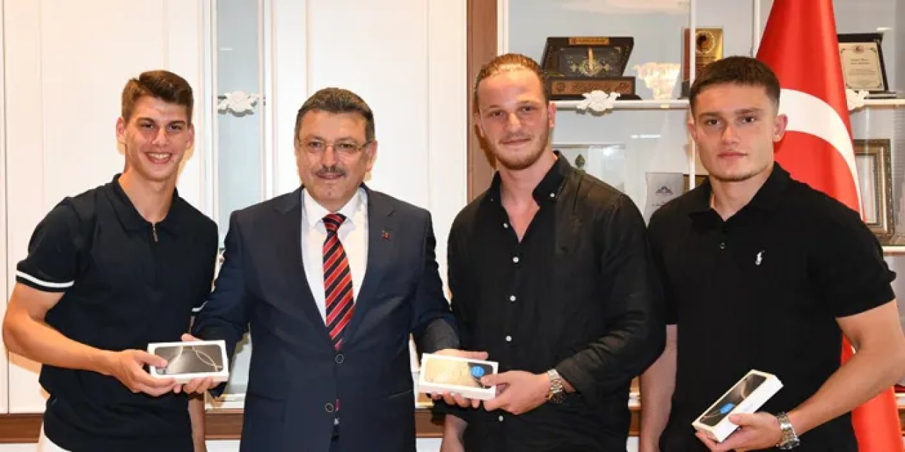 Başkan Genç'ten Trabzonspor U19 futbolcularına hediye