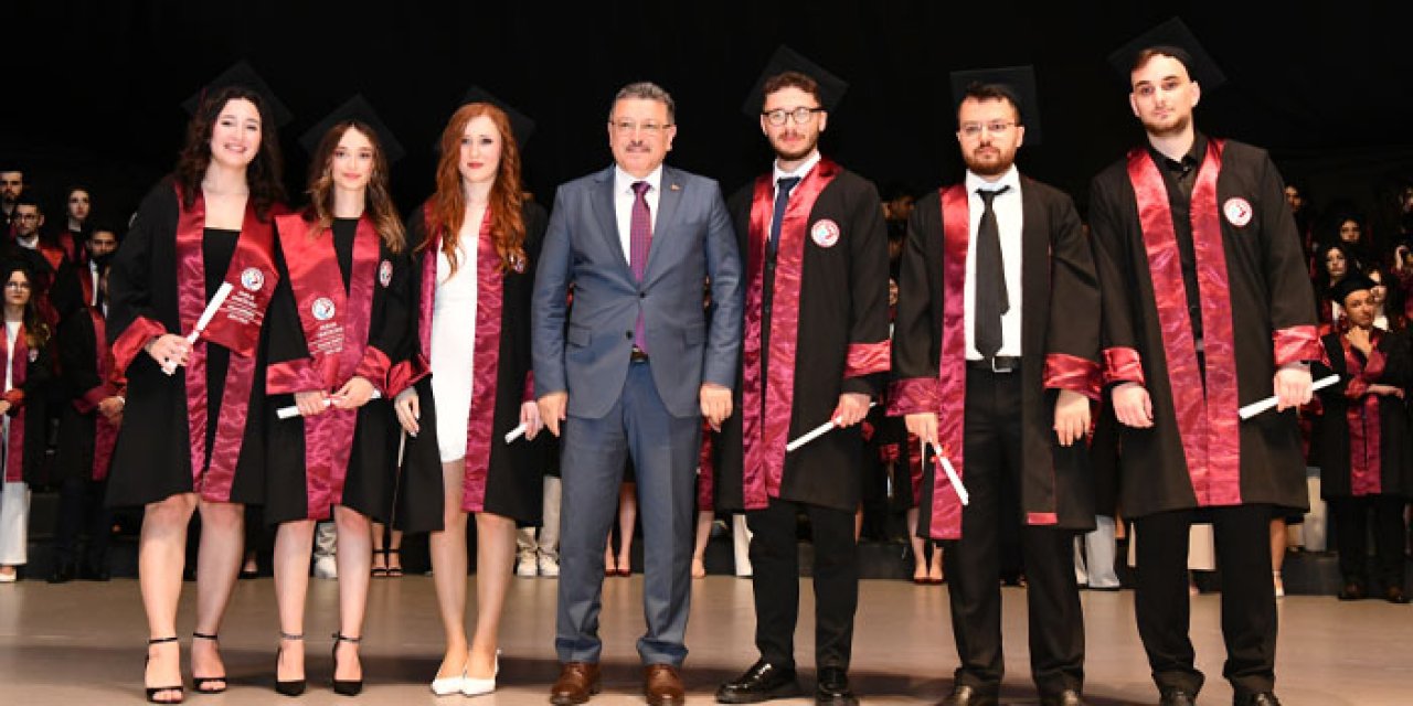 Başkan Genç Trabzon Üniversitesi Hukuk Fakültesi mezuniyetine katıldı: "Bu iş fedakarlık ve gayret işi"