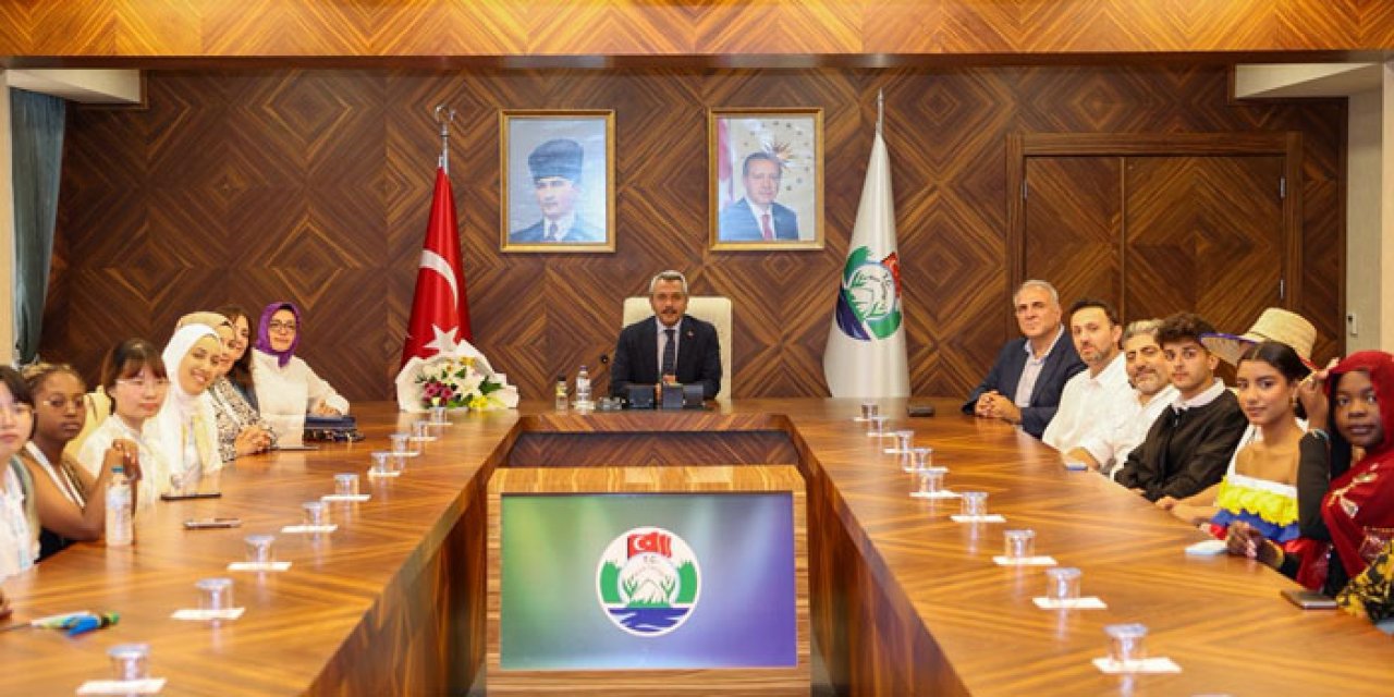 Yunus Emre Enstitüsü Yaz Okulu öğrencilerinden Rize Valisi’ne ziyaret