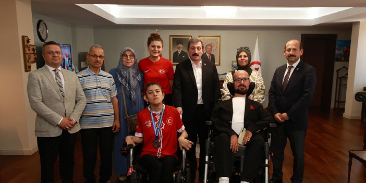 Dünya üçüncüsü boccia milli sporcularından Samsun Valisi Tavlı’ya ziyaret