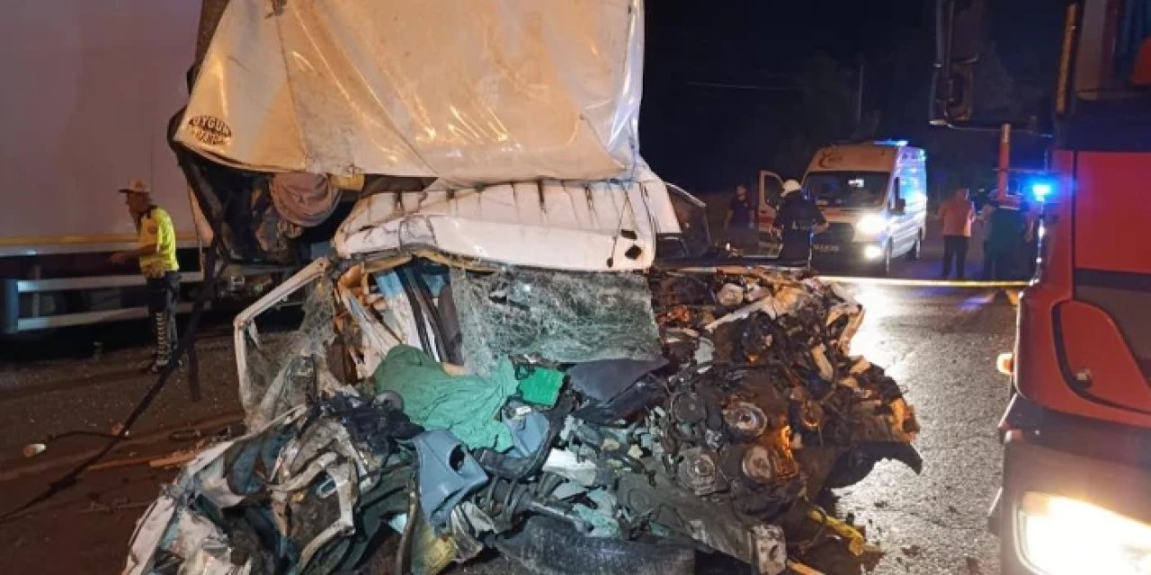 Samsun'da kamyonet tıra çarptı! 1 ölü, 1 yaralı
