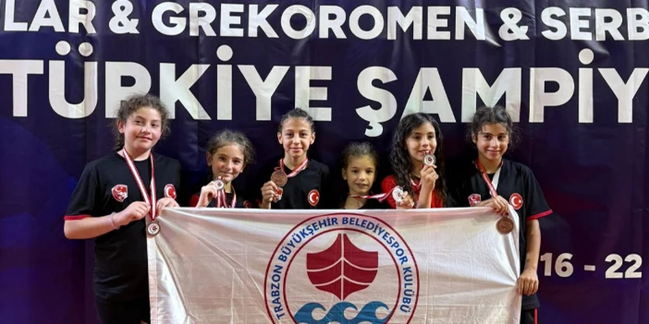 Trabzon Büyükşehir'in güreşçileri Sivas'tan madalya ile döndü