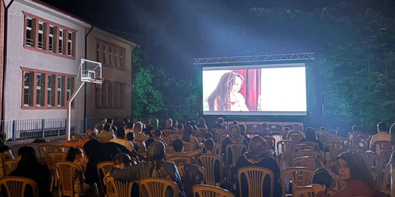 Trabzon'da yazlık sinema keyfi devam ediyor