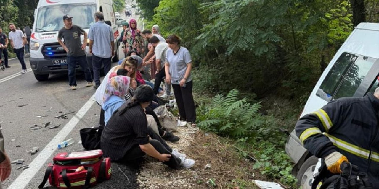 Ordu'da minibüs otomobil ile çarpıştı! 15 yaralı