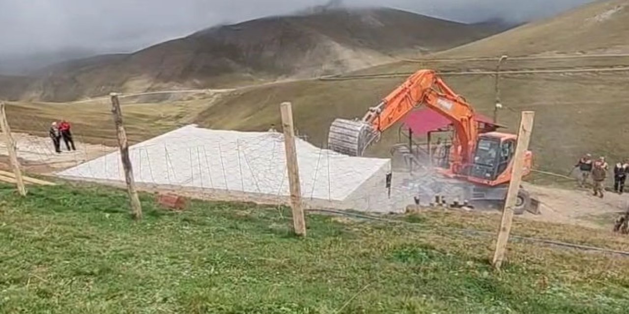Gümüşhane yaylalarında kaçak yapıların yıkımı kararlılıkla sürüyor