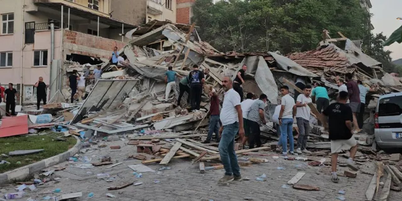 AFAD'dan Sındırgı depremi için açıklama: 4 kişi sağ olarak kurtarıldı