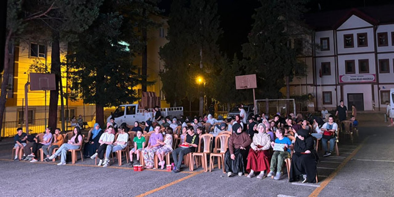 Çaykara'da "Öğretmen" filmini yoğun ilgi