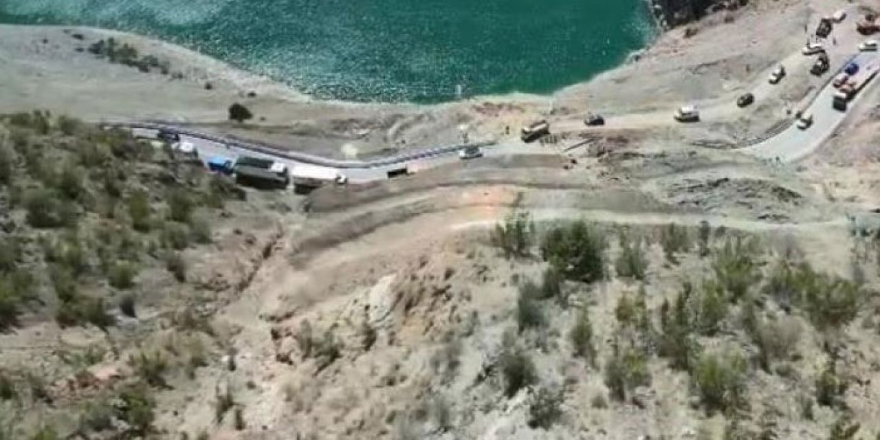 Artvin'deki heyelan sonrası ulaşım kontrollü olarak sağlanıyor