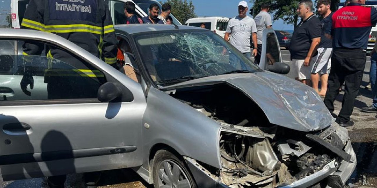Ordu'da kamyonet ile otomobil çarpıştı! 5 yaralı