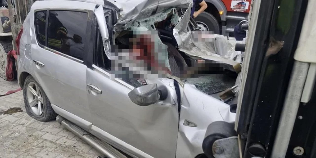 Samsun'da feci kaza! Otomobil tırın altına girdi: 1 ölü, 3 yaralı