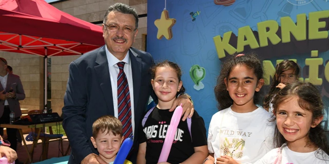Trabzon'da Başkan Genç öğrencilerin karne sevincine ortak oldu