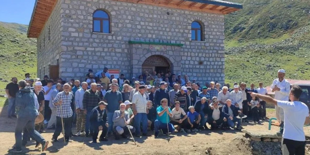 Karadeniz'de 2400 rakımda yeni cami! Koçdüzü Yayla Camii hizmete açıldı