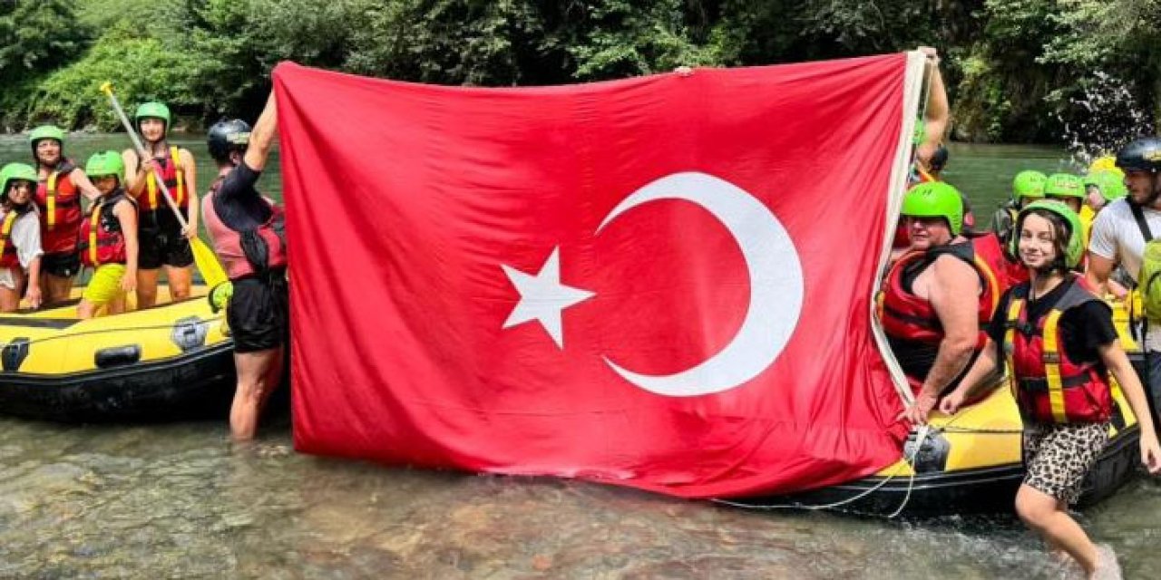 Rize'de mahalleli 30 Ağustos için kürek çekti
