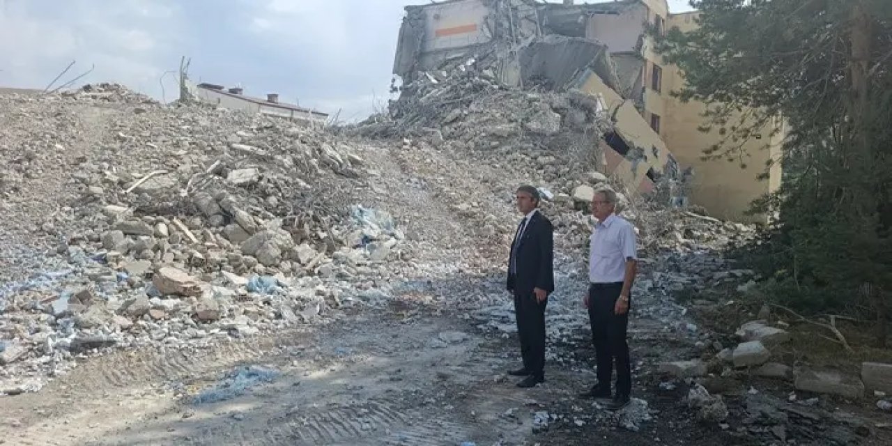 Bayburt'ta 41 yıllık okul yıkıldı!
